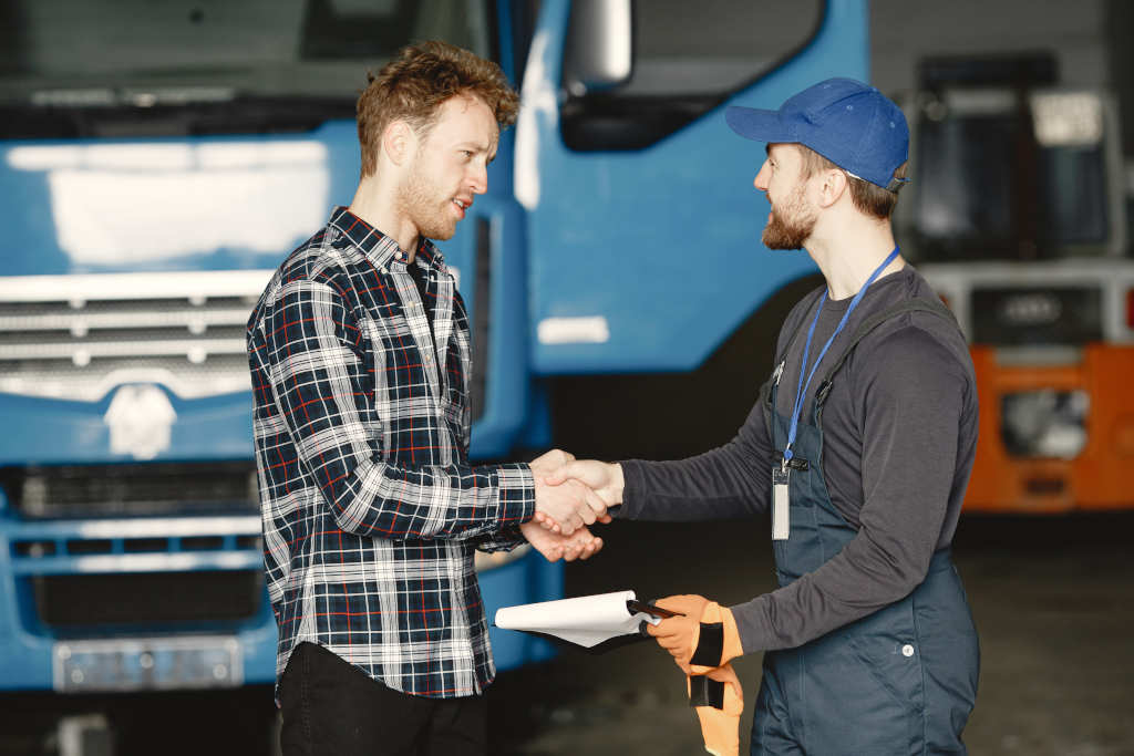 hombres hablando camion